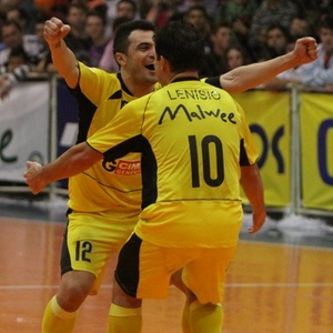 Falcão e Lenísio comemoram em partida entre Malwee e Carlos Barbosa: sexta final da equipe - Divulgação/Liga Futsal