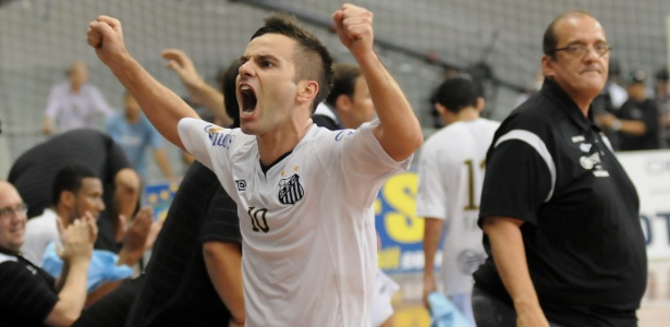 Deives comemora gol do Santos sobre o Carlos Barbosa na decisão da Liga Futsal - Luciano Bergamaschi/CBFS