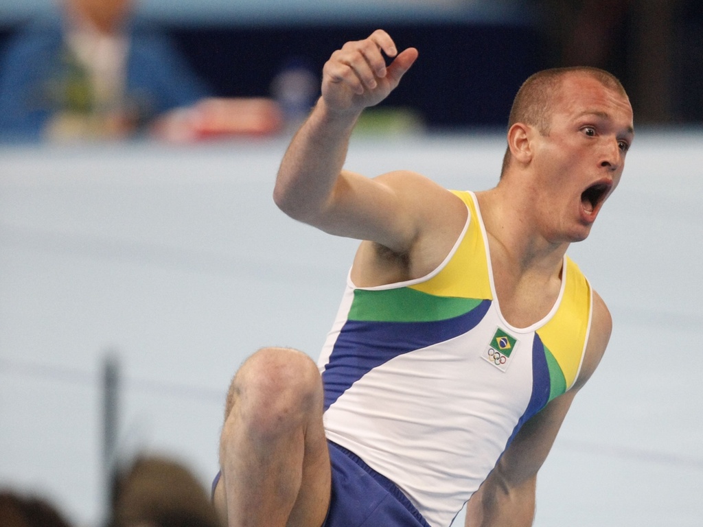 Diego Hypolito reage ao cair na final do solo na Olimpíada de Pequim-2008; ginasta favorito terminou em sexto lugar