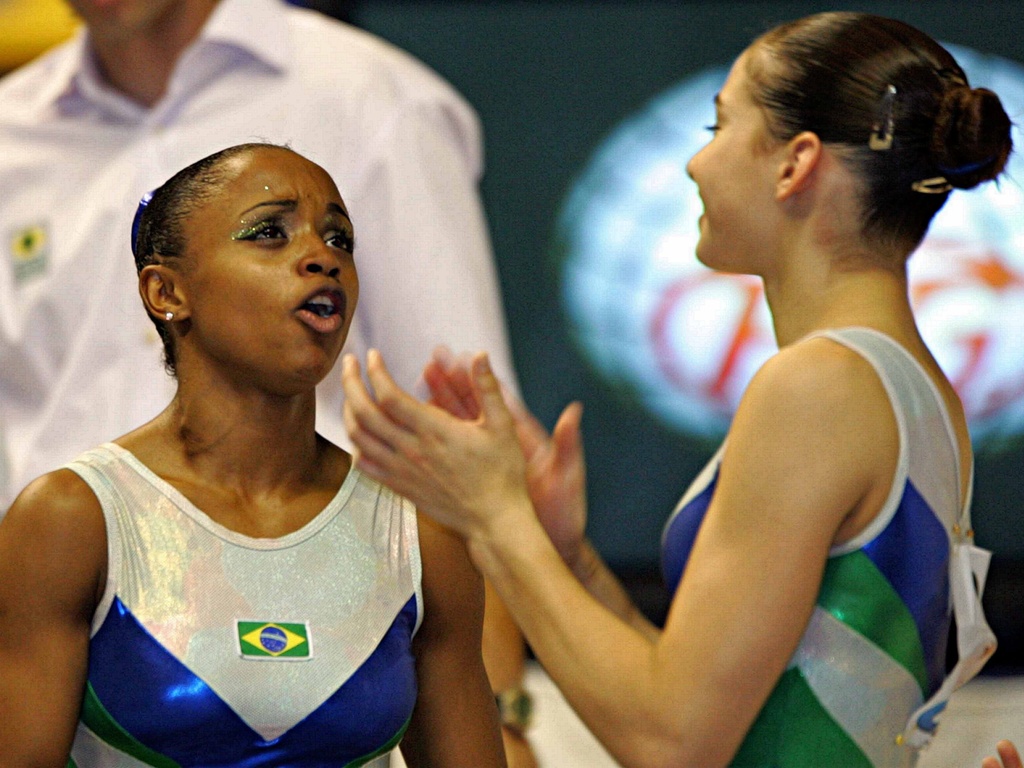 Daiane dos Santos e Laís Souza em ação pela seleção brasileira de ginástica
