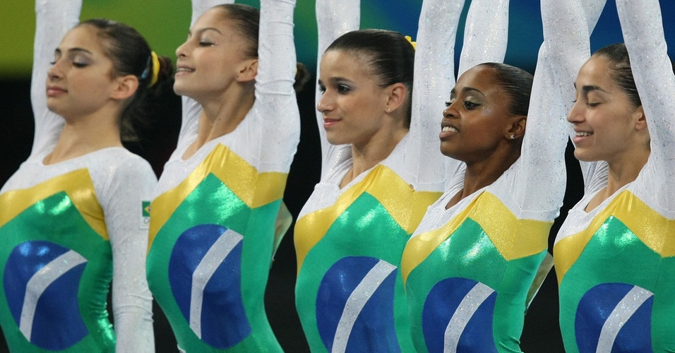 Seleção brasileira de ginástica celebra classificação para final olímpica em Pequim-2008