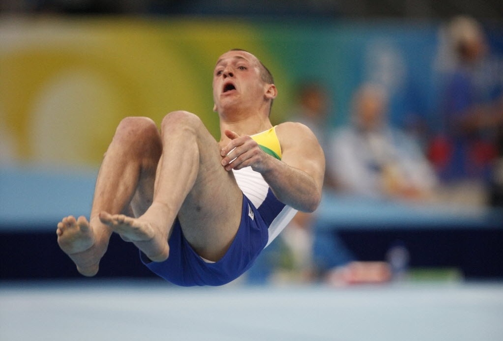 Diego Hypolito durante o seu movimento final em 2008, quando caiu e perdeu a medalha de ouro no solo