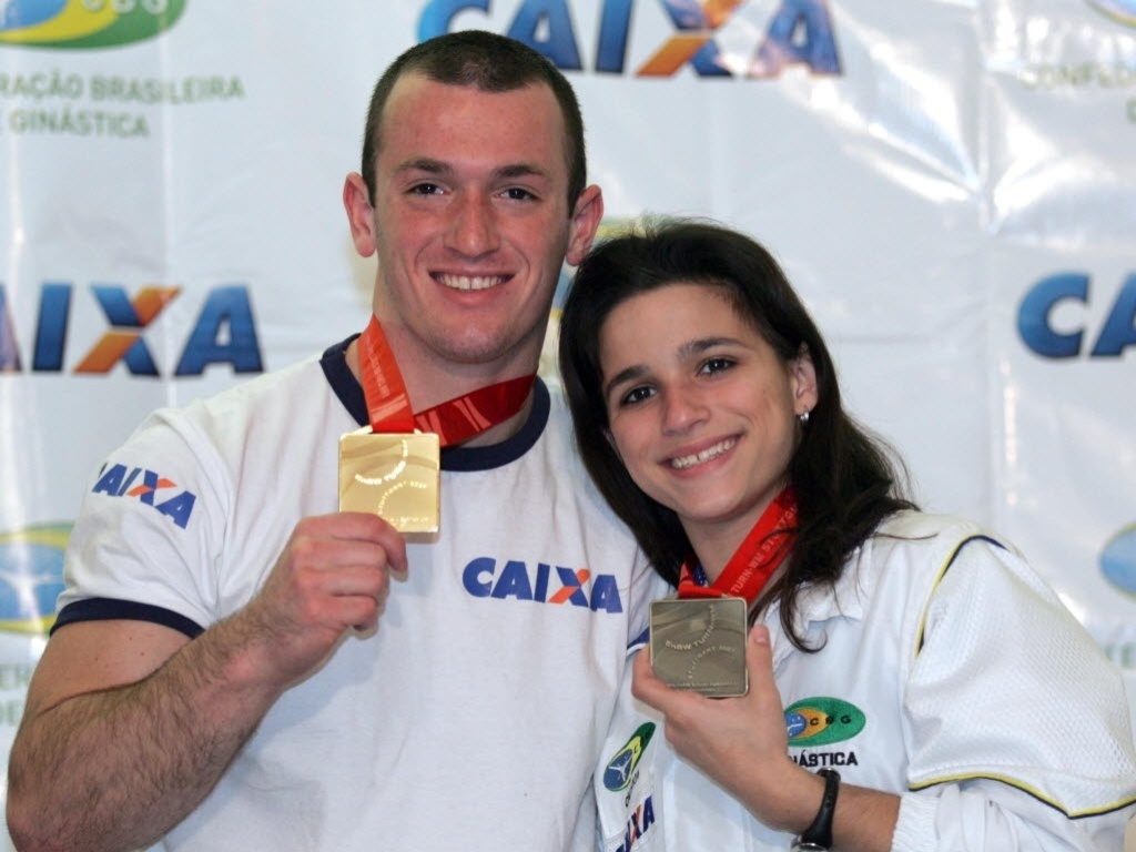 Diego Hypolito e Jade Barbosa posam com suas medalhas do Mundial de Ginástica, em 2007