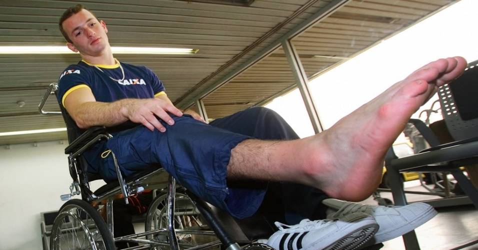 Foto de Diego Hypolito em uma cadeira de rodas em 2007 depois de ter torcido o pé direito em uma etapa da Copa do Mundo