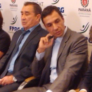 Oleg Ostapenko (à esquerda), é apresentado pelo grupo Live Wright, do empresário João Paulo Diniz - Gustavo Franceschini/UOL
