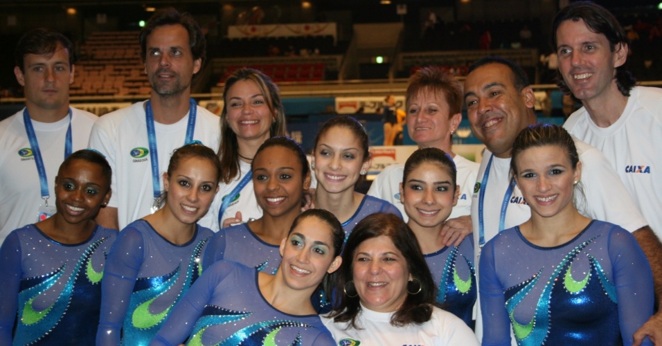 Atletas e comissão técnica da seleção brasileira feminina de ginástica que disputa o Mundial do Japão