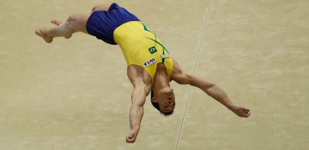 Diego Hypolito faz uma acrobacia na final de solo do Mundial de ginástica em Tóquio - REUTERS/Toru Hanai