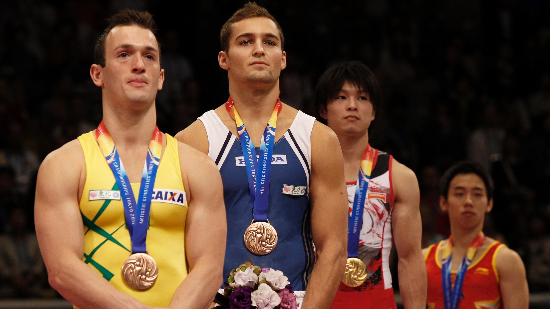 No pódio, Diego Hypolito recebeu a medalha de bronze no solo no Mundial de Ginástica em Tóquio (15/10/2011)