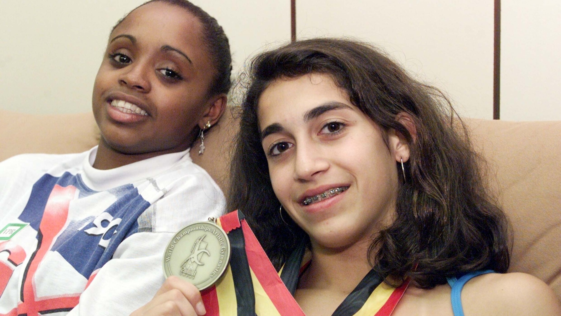 Ao lado de Daiane dos Santos, Daniele Hypolito mostra a medalha de ouro conquistada por ela no Mundial de ginástica de 2001
