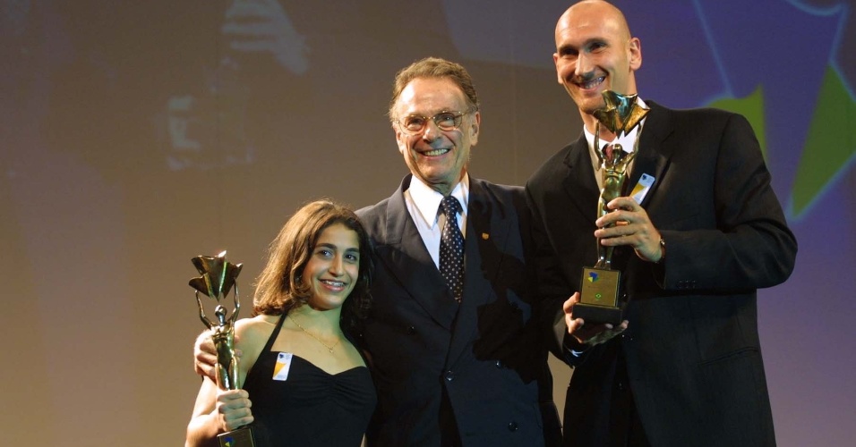 Carlos Arthur Nuzman entrega prêmios aos melhores atletas do ano de 2002: Daniele Hypolito e Nalbert