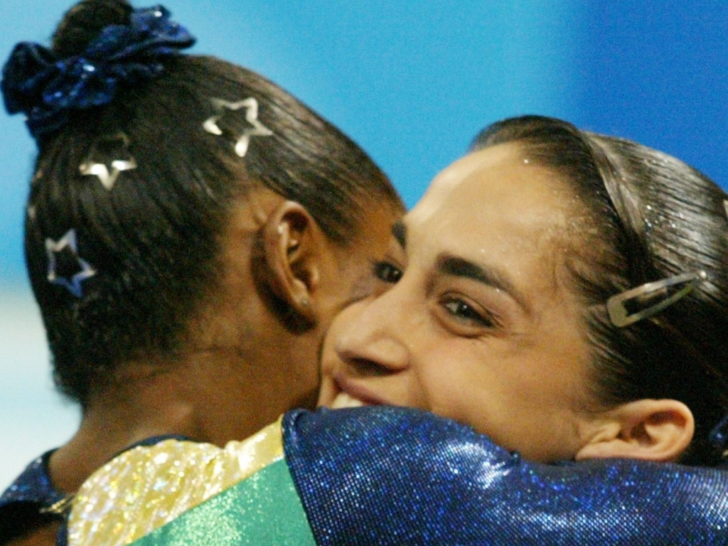 Daiane dos Santos e Daniele Hypolito se abraçam durante a Olimpíada de Atenas-2004