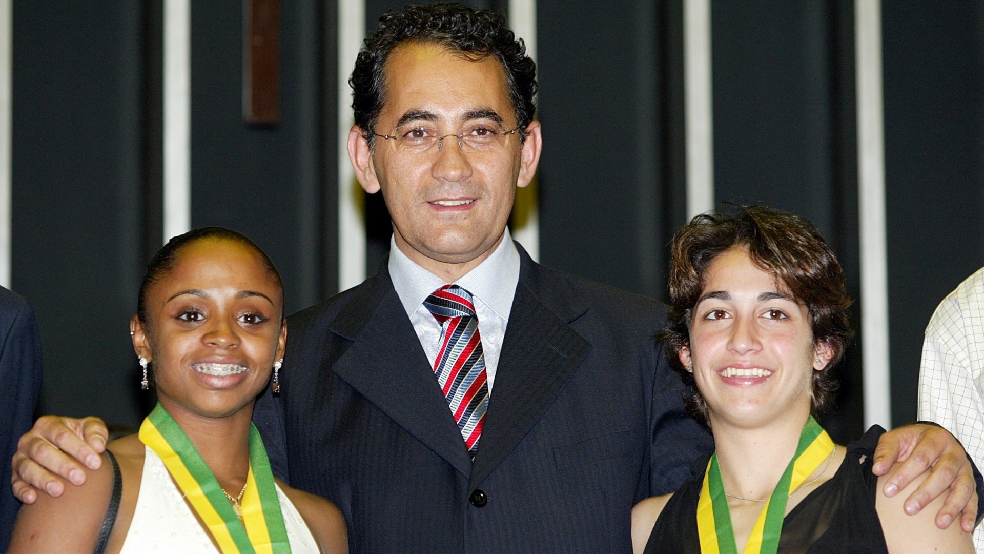Daiane dos Santos (e) e Daniele Hypolito são recebidas pelo então presidente da Câmara João Paulo Cunha após voltarem da Olimpíada de Atenas-2004