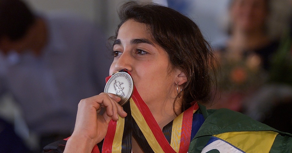 Daniele Hypolito desembarca no Brasil e exibe a medalha de prata conquistada por ela no Mundial de 2001 em Ghent
