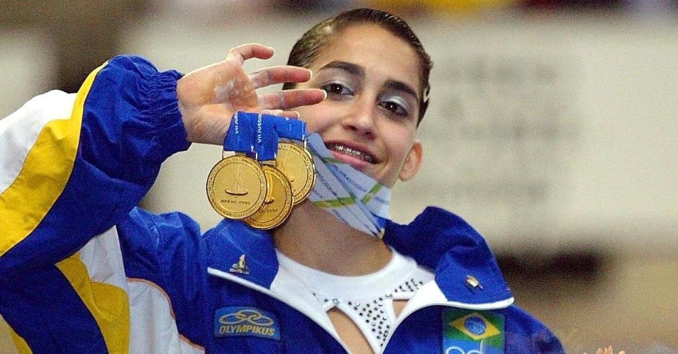 Daniele Hypolito exibe as medalhas conquistadas por ela nos Jogos Sul-Americanos de 2002