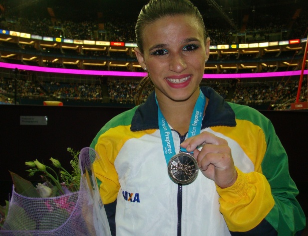 Jade Barbosa mostra o ouro conquistado por ela na final de salto do Pré-Olímpico de ginástica