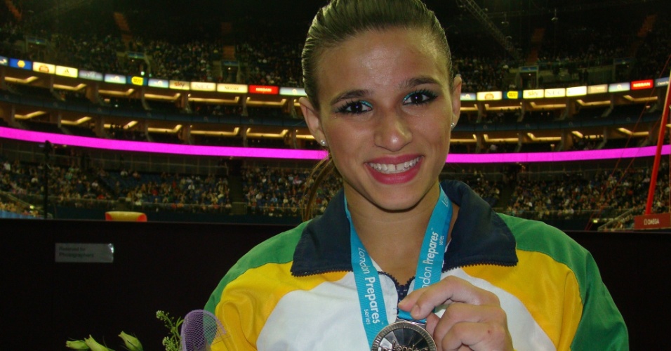 Jade Barbosa mostra o ouro conquistado no Pré-Olímpico de ginástica (12/01/2012)