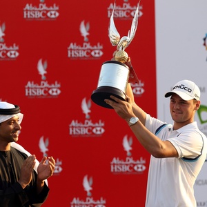 Martin Kaymer levanta a taça de Abu Dhabi, vitória que lhe rendeu 2º posto no ranking mundial de golfe - Ross Kinnaird/Getty Images