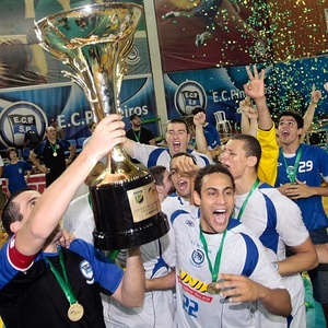 Jogadores do Pinheiros comemoram o tricampeonato da Liga Nacional de handebol - Gáspar Nóbrega/Photo&Grafia