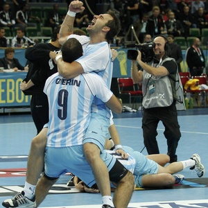 Leonardo Querin (esquerda) e Pablo Portela comemoram a vitória sobre a Suécia. Resultado é o mais importante da história do handebol no país e pode garantir a melhor campanha sul-americana em um Mundial