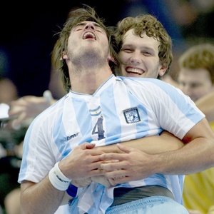 Jogadores da Argentina comemoram classificação da equipe para a segunda fase do Mundial pela primeira vez na história