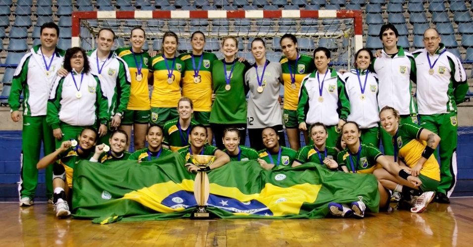 Seleção feminina posa para foto após conquista da Copa Pan-Americana (02/07/2011)
