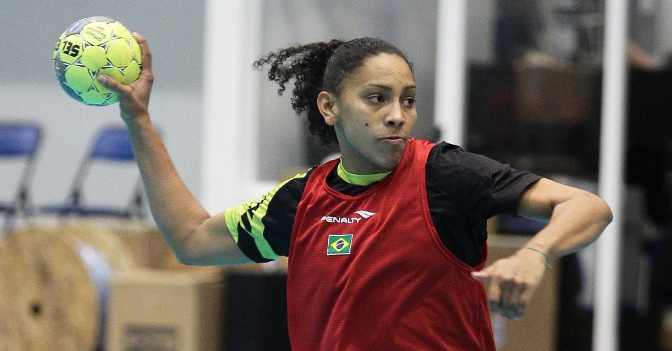 A atleta Ana Paula Rodrigues, da seleção brasileira de handebol, treina no México