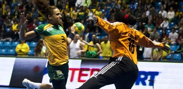 Alexandra salta para arremesso contra o gol cubano na abertura do Mundial  - Daniel Marenco/Folhapress