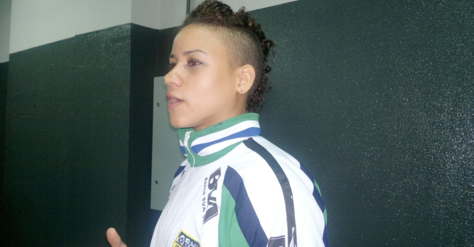 Samira Rocha, jogadora da seleção brasileira de handebol, com cabelo moicano (09/12/2011)
