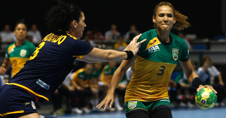 Alexandra tenta ataque em jogo entre Brasil e Espanha pelas quartas de final do Mundial (14/12/11)