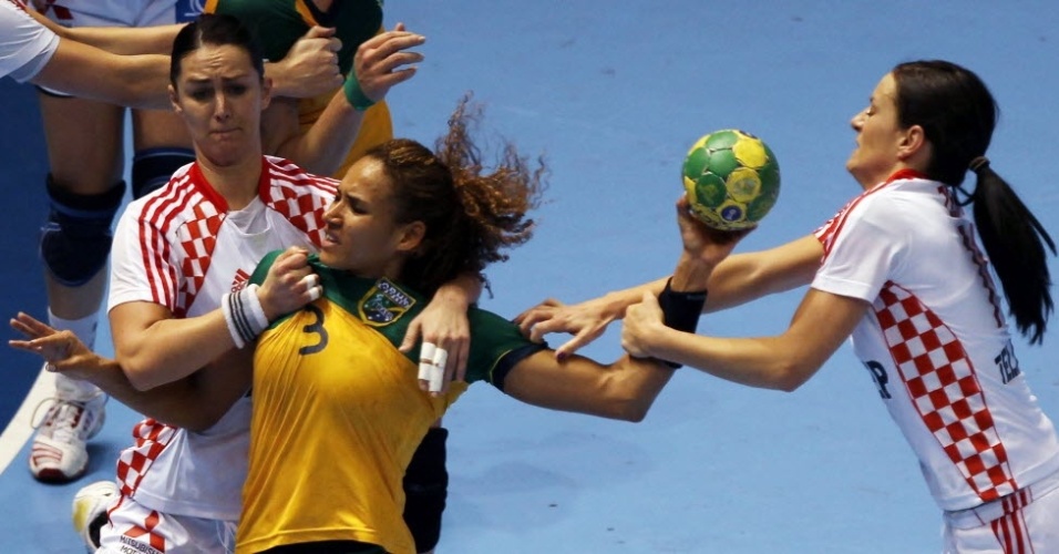Alexandra sofre forte marcação da Croácia durante partida no Mundial de handebol em São Paulo