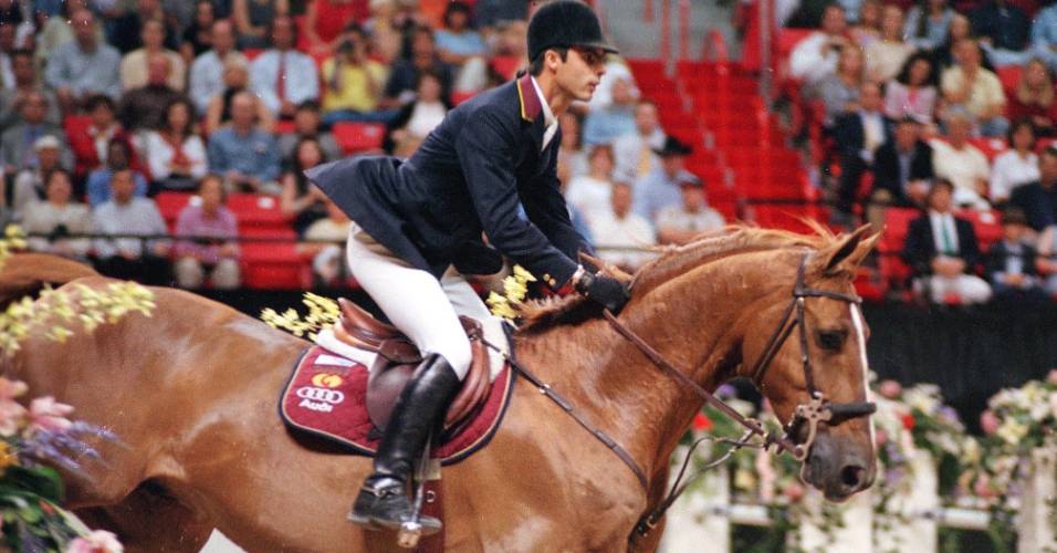 Conjunto de Rodrigo Pessoa e o cavalo Baloubet du Rouet conquista a Copa do Mundo de hipismo (23/04/2000)