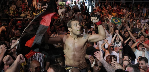 José Aldo comemora com o público após nocaute em Chad Mendes, no UFC 142