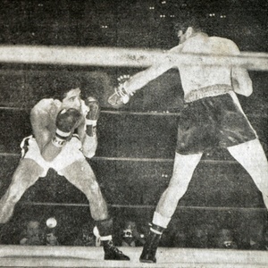 Eder Jofre (e) durante a luta em que faturou o seu  primeiro cinturão, dos galos, ao bater Eloy Sanchez - Gazeta Press
