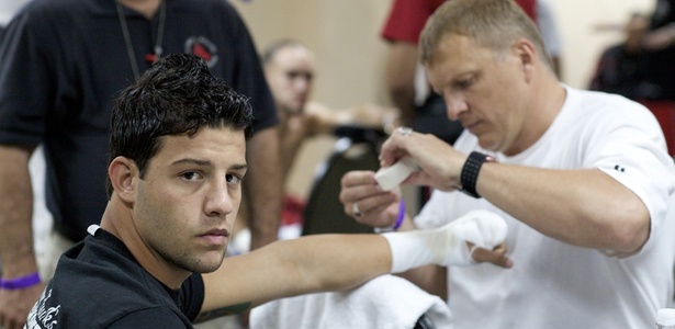 Michael Oliveira e o técnico Danny Hawk: um mês de treinos no Brasil para a luta - Divulgação