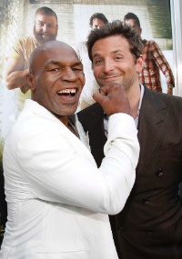 Mike Tyson brinca com o ator Bradley Cooper no lançamento do filme 