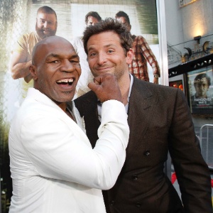 Mike Tyson brinca com o ator Bradley Cooper no lançamento do filme "Se Beber, Não Case - 2" - REUTERS/Mario Anzuoni 