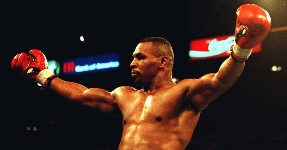 Mike Tyson comemora vitória sobre Frank Bruno, no terceiro round, em 1996