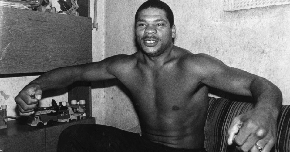 O pugilista Adilson Rodrigues Maguila é fotografado em 1984