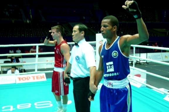 Robson Conceição (de azul) garante a vaga nas oitavas do Mundial de boxe em Baku (04/10/2011)