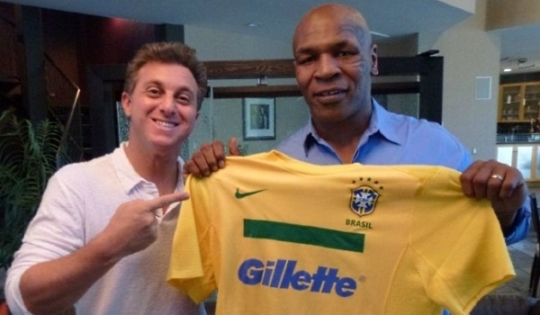 Luciano Huck presenteia Mike Tyson com camisa da seleção brasileira