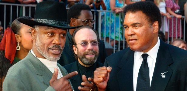 Joe Frazier e Muhammad Ali em foto de 2002; pugilista morreu com um câncer no fígado - REUTERS/Fred Prouser