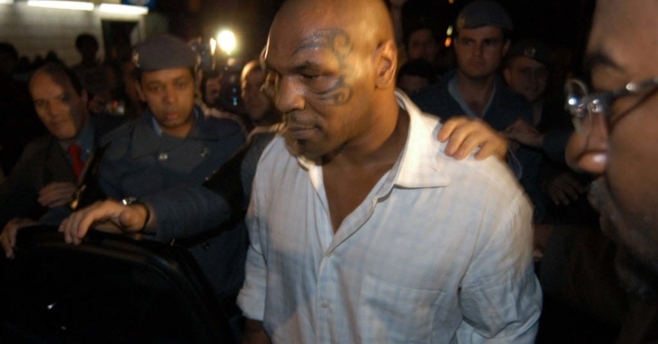 Tyson é escoltado pela PM de São Paulo na noite de suposta agressão a cinegrafista