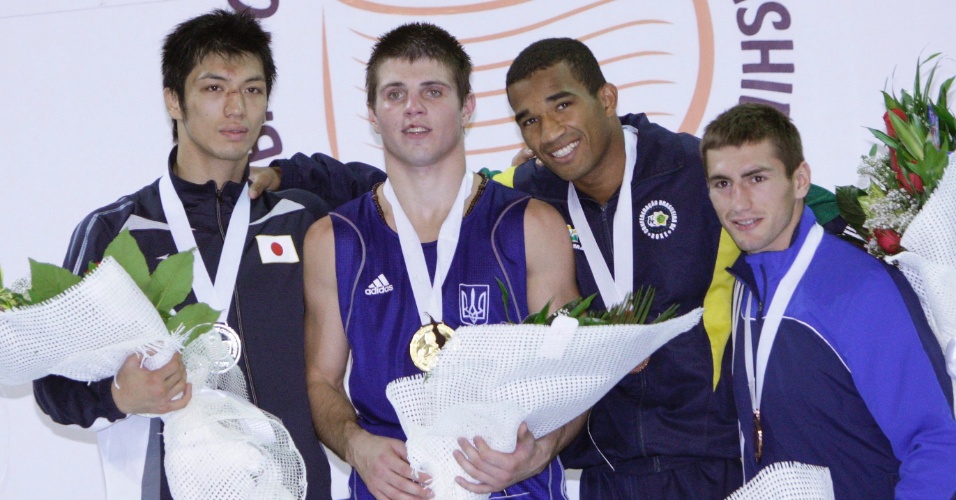 Brasileiro Esquiva Falcão (2º da dir.) tem vaga na Olimpíada de Londres após bronze no Mundial de boxe