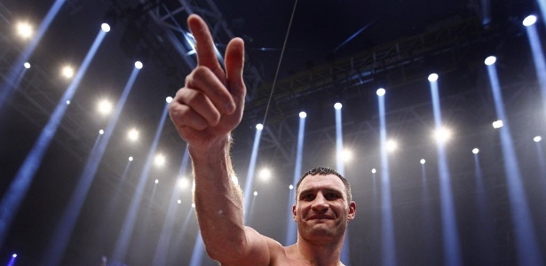 Ucraniano Vitali Klitschko comemora sua 44ª vitória no boxe sobre o inglês Dereck Chisora, em Munique - REUTERS/Kai Pfaffenbach