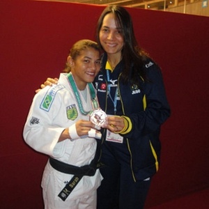 Sarah Menezes ao lado da técnica Rosicléia Campos com a medalha de bronze do Grand Slam de Tóquio