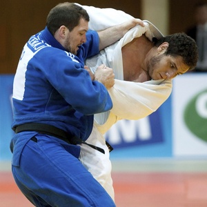 Rafael Silva, o Baby (de branco), também vem de medalha de ouro na Copa do Mundo de Budapeste - EFE/Szilard Koszticsak