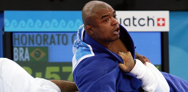 Judoca Carlos Honorato em ação nos Jogos de Atenas; ele não renovou com o clube - AFP