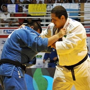 Rafael Silva (d), Hugo Pessanha e Charles Chibana venceram as lutas na disputa pelo terceiro lugar - Divulgação/CBJ