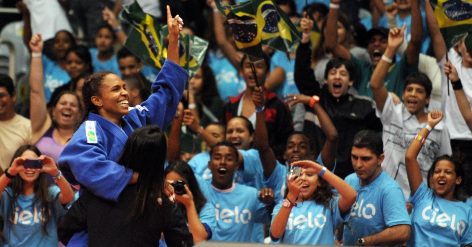 Erika Miranda comemora o título do Grand Slam do Rio de Janeiro (18/06/2011)