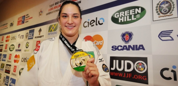 Mayra Aguiar mostra medalha de ouro da categoria até 78kg - Daniel Zappe/Fotocom